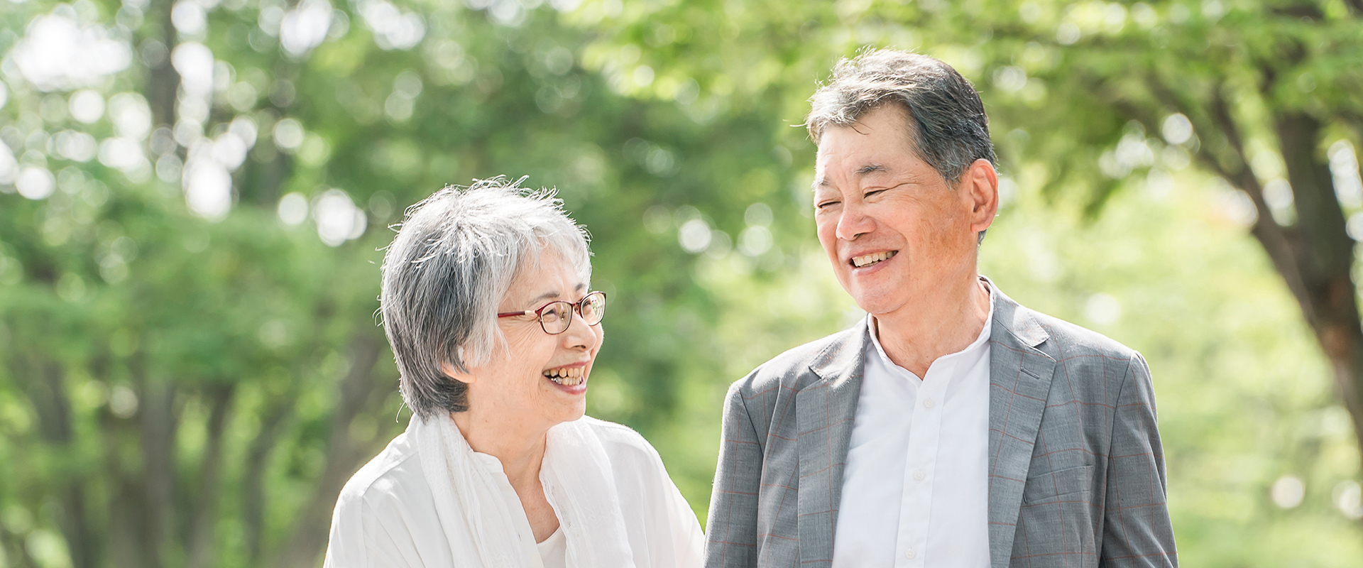 仲良く並んで歩く老夫婦