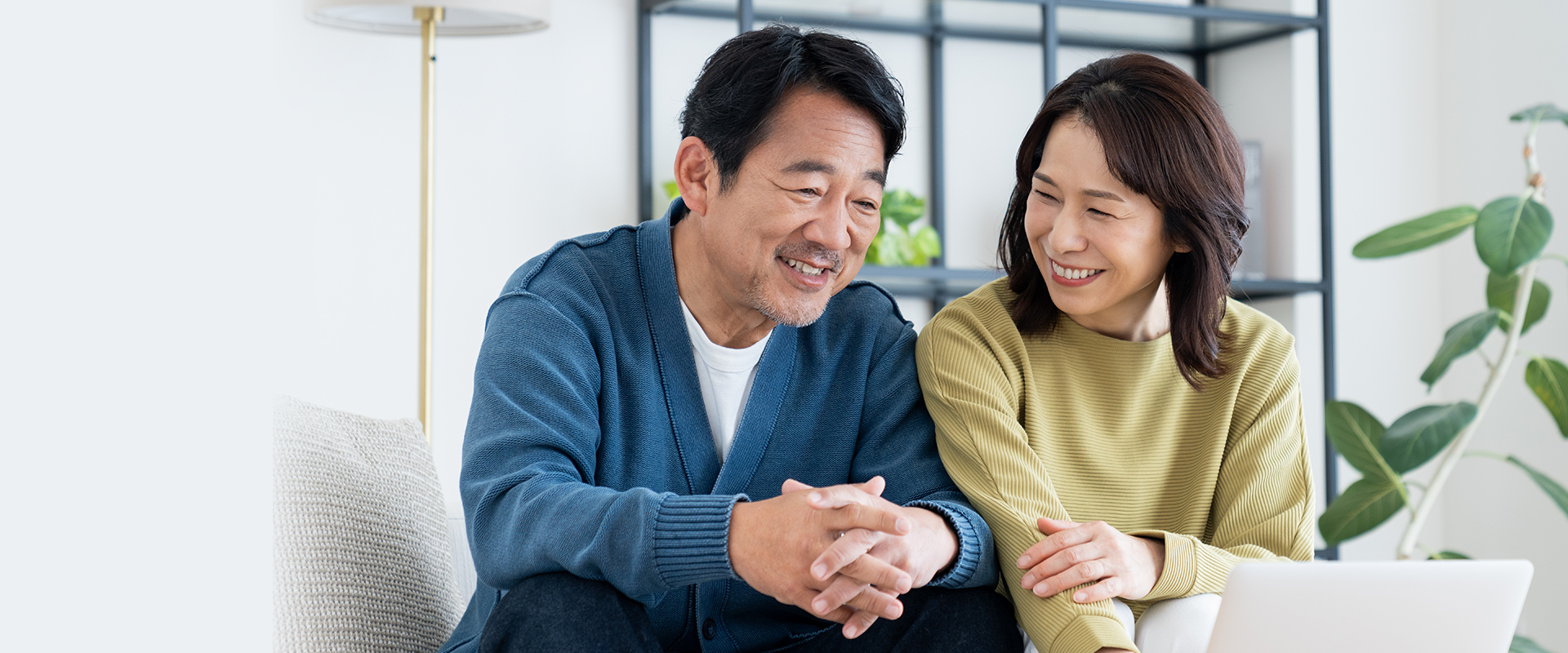 仲良く話をする夫婦